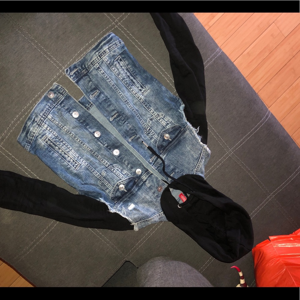 Jean jacket with sweater material sleeve